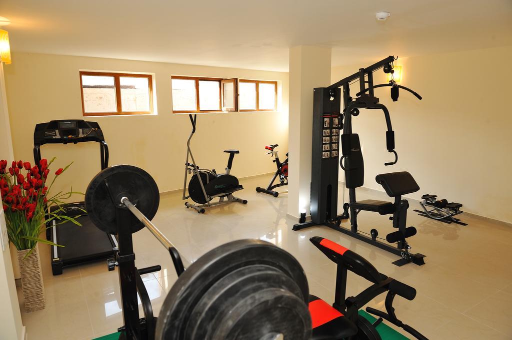 נסבר Hotel Iris מראה חיצוני תמונה