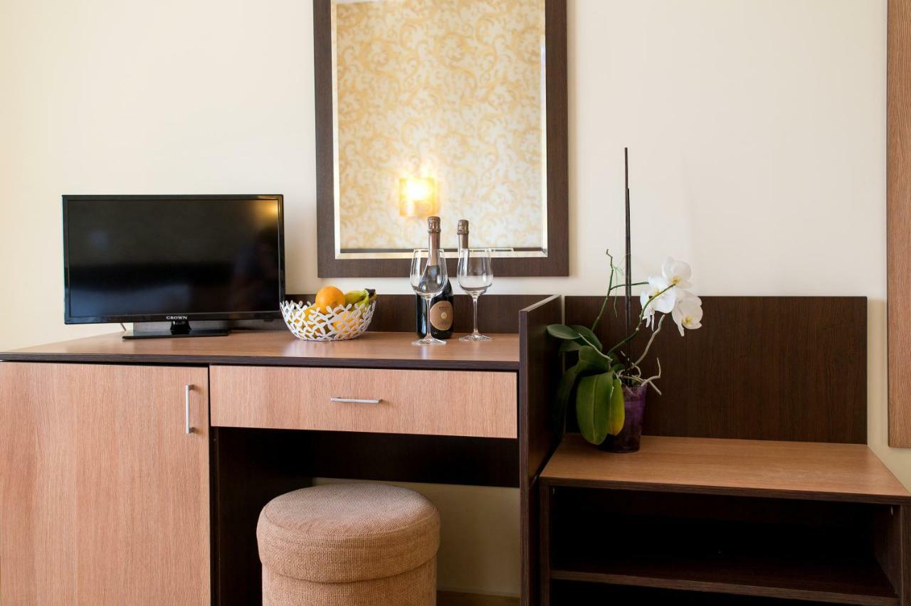 נסבר Hotel Iris מראה חיצוני תמונה